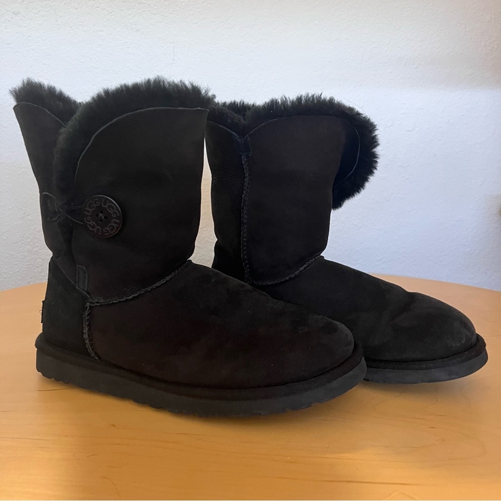 UGG Bailey Button II Black Pull On Suede Sheepskin Boots Women Size 6
